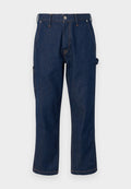 Dunkelblaue Jeanshose mit geradem Schnitt, mit kontrastierendem orangefarbenen Nähten und seitlichen Taschen, die mit einem Metallknopf verschlossen sind.