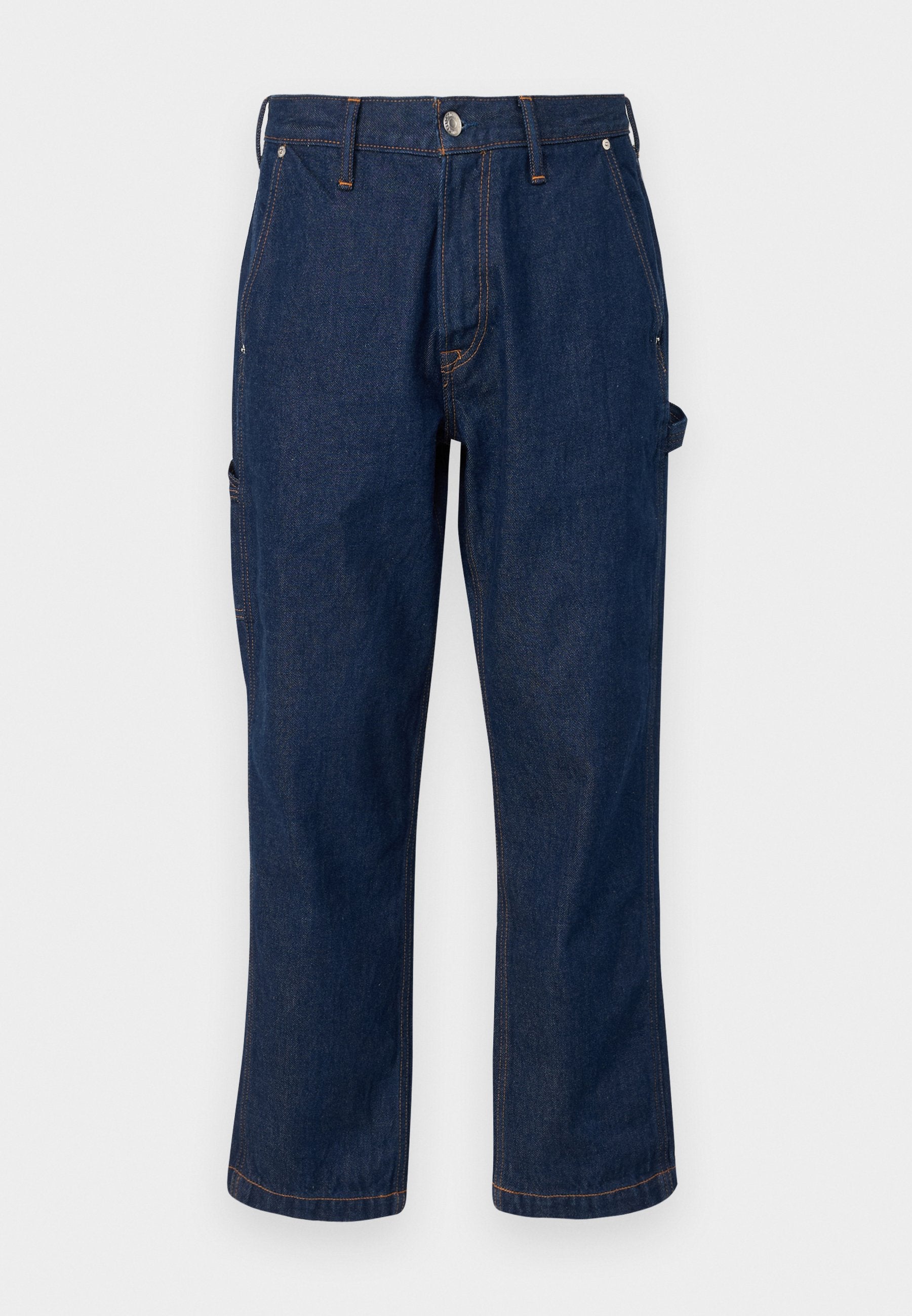 Dunkelblaue Jeanshose mit geradem Schnitt, mit kontrastierendem orangefarbenen Nähten und seitlichen Taschen, die mit einem Metallknopf verschlossen sind.