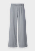 Helle graue weit geschnittene Hose mit flachem Bund, dezenten Falten und einem einzelnen Knopfverschluss an der Taille. Glattes, leichtes Material.