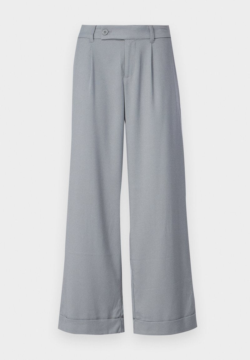 Helle graue weit geschnittene Hose mit flachem Bund, dezenten Falten und einem einzelnen Knopfverschluss an der Taille. Glattes, leichtes Material.
