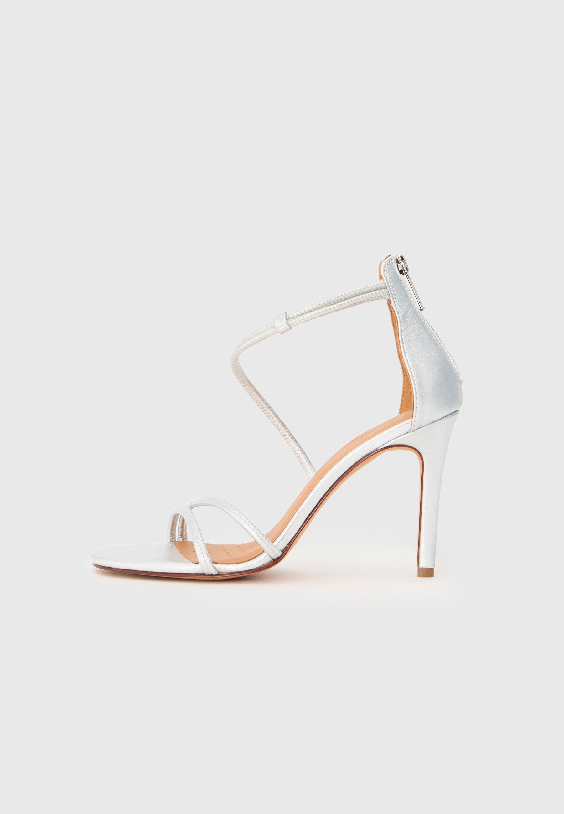 Weiße High-Heels-Sandalen mit glanzfarbener Oberfläche, schmalen Riemen, offener Zehenpartie und einem Reißverschluss auf der Rückseite. Verfügt über einen Stiletto-Absatz.