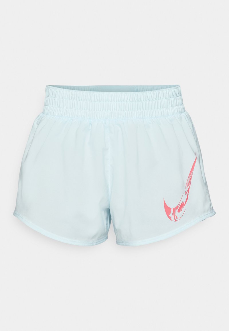 Helles Blaues Sportshorts mit elastischem Bund, ausgestattet mit einem pinken grafischen Logo auf der linken Seite und einem glatten, strukturierten Stoff.
