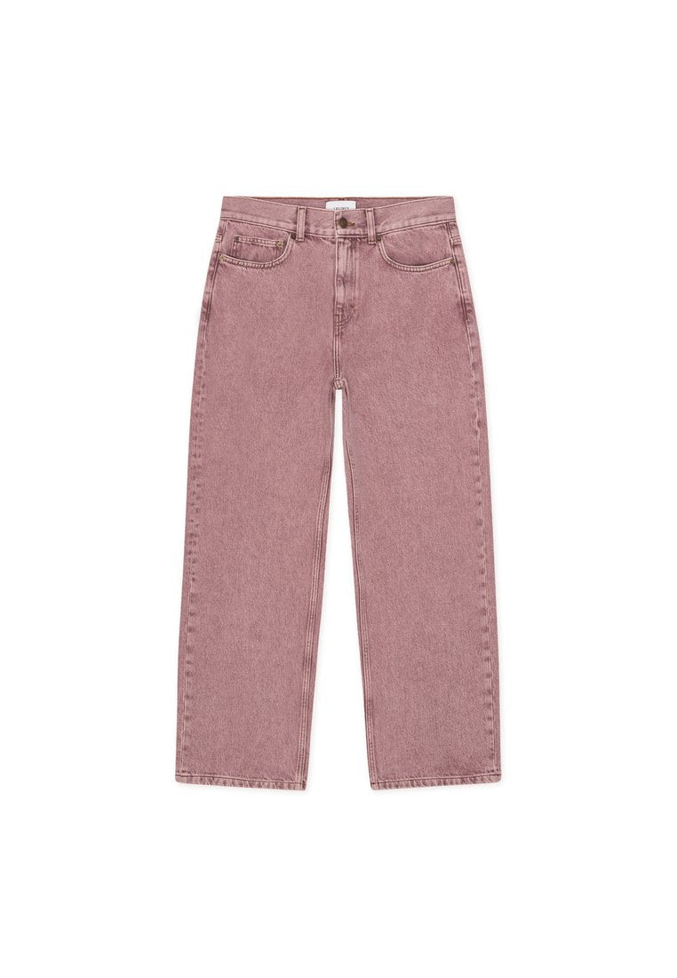 Hellrosa Jeans mit weitem Bein aus Baumwoll-Denim, ausgestattet mit einem klassischen Fünf-Taschen-Design und Metallbeschlägen an Reißverschluss und Knopfverschluss.
