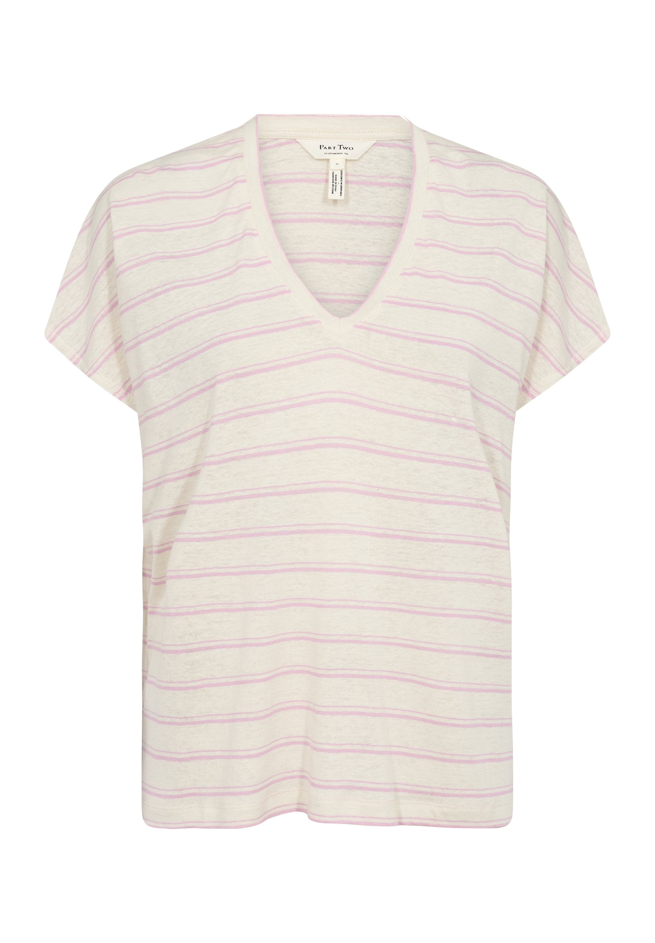 V-Ausschnitt T-Shirt in Creme mit vertikalen hellrosa Streifen. Hergestellt aus weichem, strukturiertem Stoff mit kurzen Ärmeln und einer lässigen Passform.