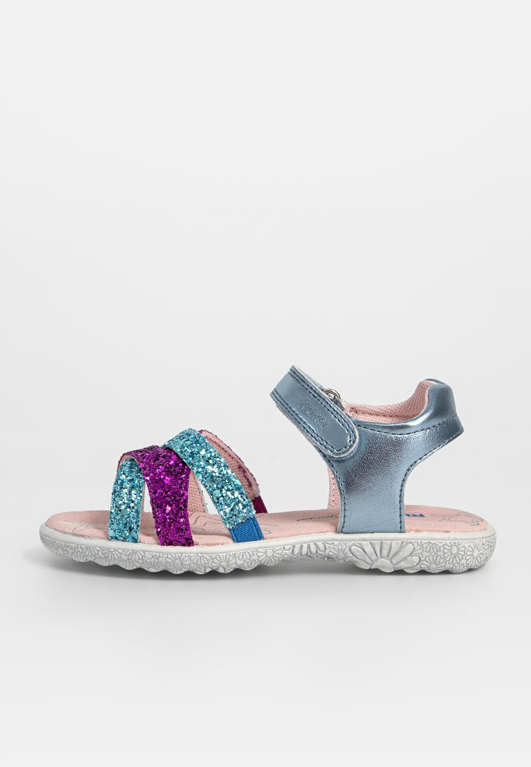 Glitzernde Sandale in Blau, Lila und Türkis, mit einem glänzenden silbernen Riemen. Strukturiertes Fußbett, gepolstertes Innere, verstellbarer Klettverschluss.