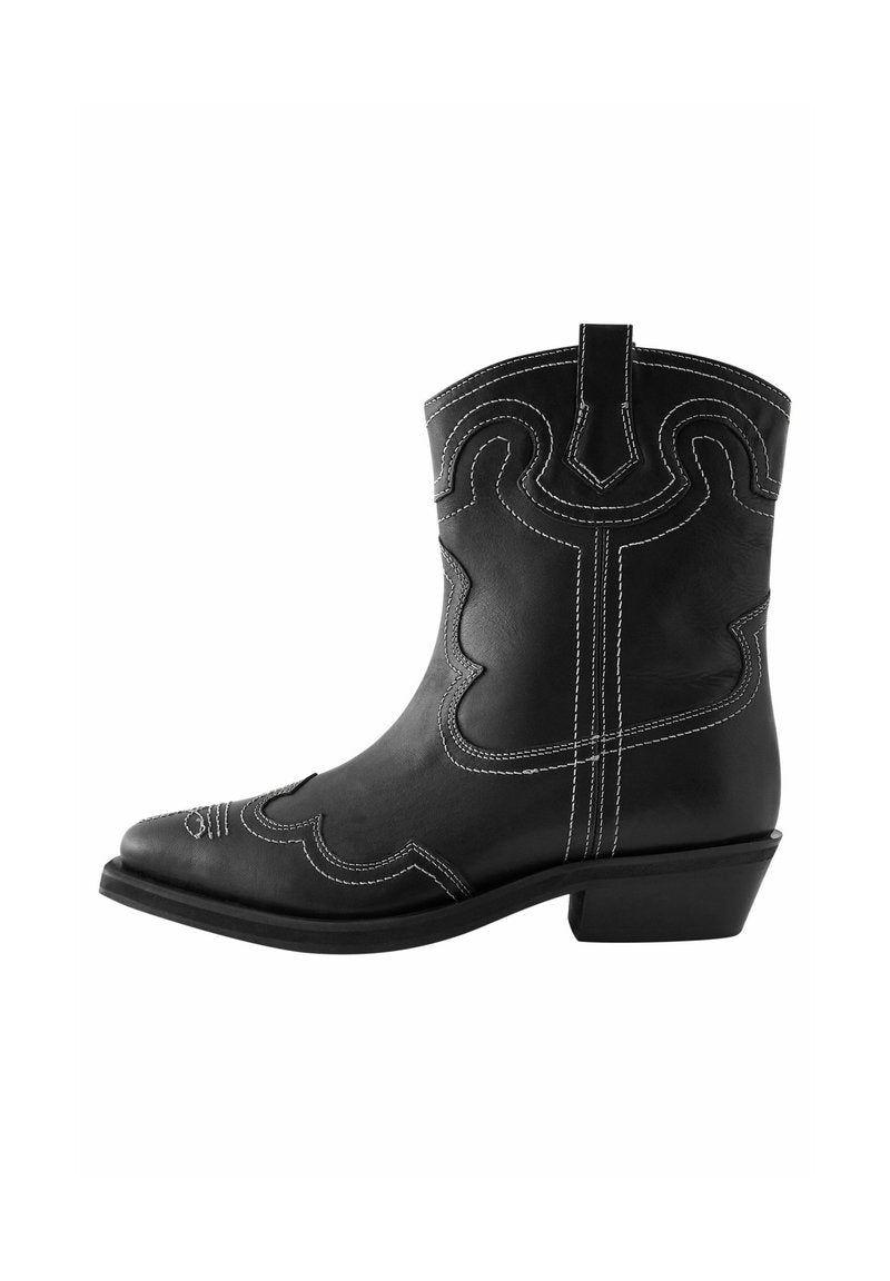 Schwarze Leder-Cowboystiefel mit weißer Ziernaht, spitzem Fuß und dekorativen Wellenmustern. Besitzt einen niedrigen Absatz und eine Zugschlaufe.