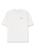 Weißes Baumwoll-T-Shirt mit kurzen Ärmeln, Rundhalsausschnitt und einem kleinen blauen Schriftlogo auf der linken Brustseite. Glatte Textur.