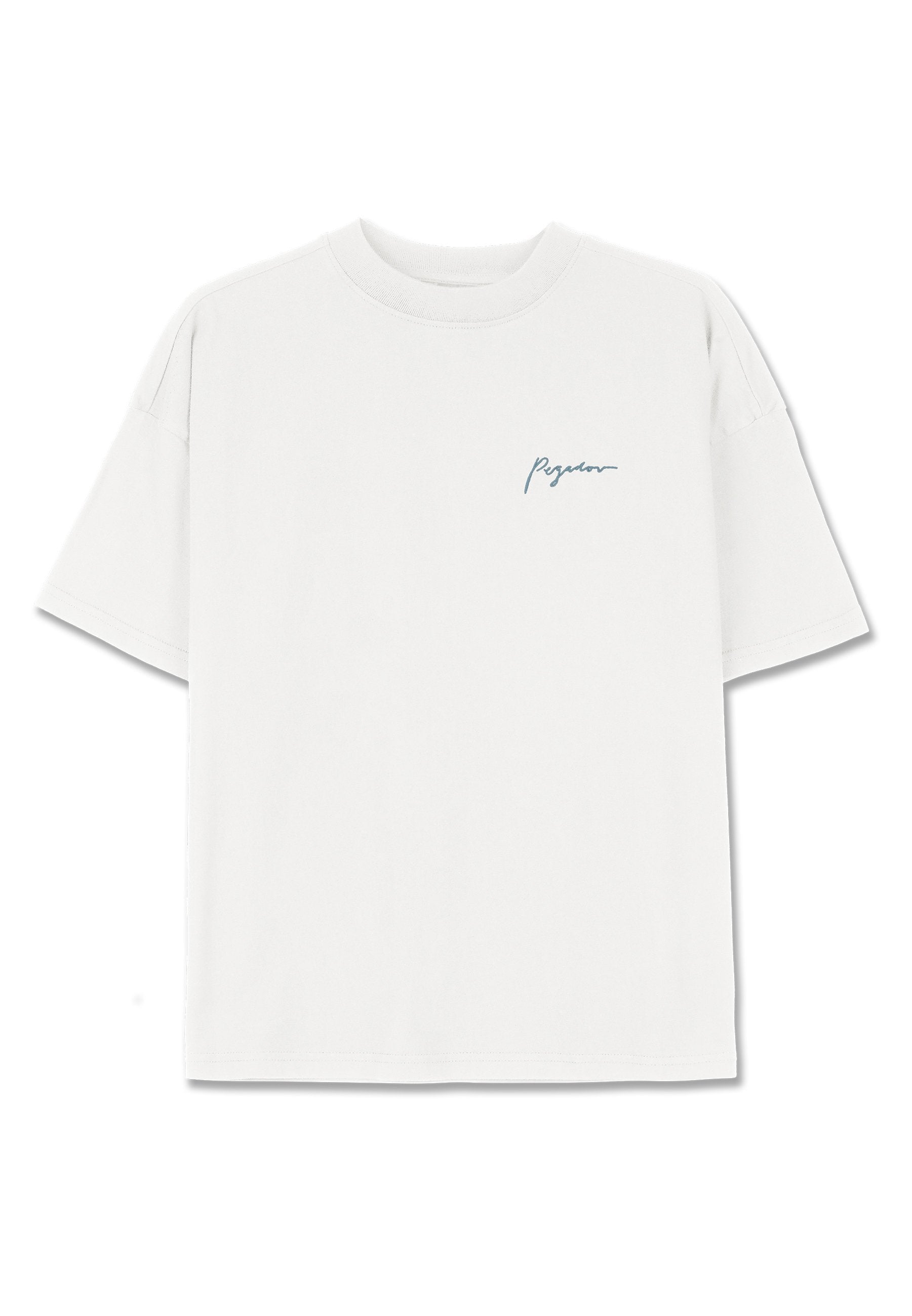 Weißes Baumwoll-T-Shirt mit kurzen Ärmeln, Rundhalsausschnitt und einem kleinen blauen Schriftlogo auf der linken Brustseite. Glatte Textur.