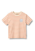 Kurzärmeliges, cremefarbenes T-Shirt mit orangefarbenen horizontalen Streifen und einer blauen Sonne auf der linken Brust. Weiches Baumwollmaterial.
