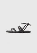 Schwarze Lederflache Sandalen mit mehreren Riemen, einer runden Zehenpartie und einer rechteckigen metallischen Schnalle. Minimalistisches Design mit einer eleganten Silhouette.