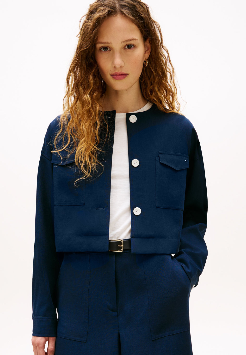 TAILORED COLLARLESS BOXY SHORT UTILITY JACKET Media 3