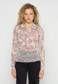 Langärmlige, pinke, transparente Bluse mit abstrakten braunen Mustern, Kragen-Design und knopfloser Vorderseite. Sanfter Glanz und figurbetonte Passform.