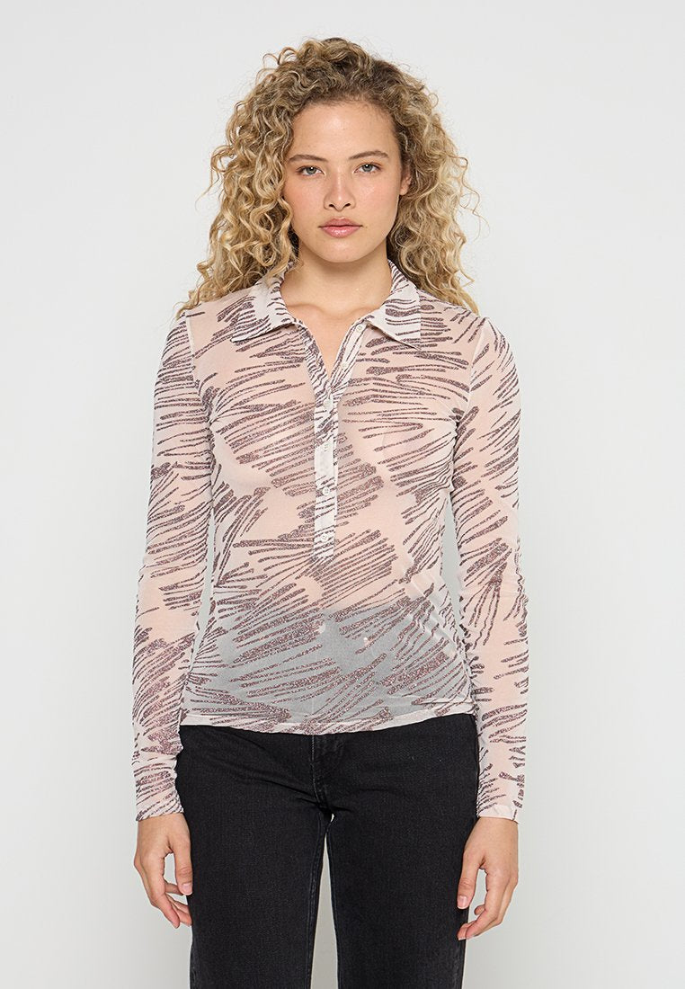 Langärmlige, pinke, transparente Bluse mit abstrakten braunen Mustern, Kragen-Design und knopfloser Vorderseite. Sanfter Glanz und figurbetonte Passform.