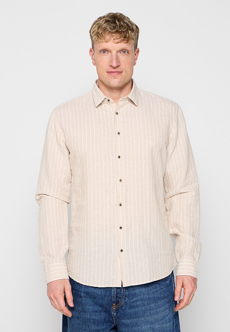 REGULAR FIT Media 1