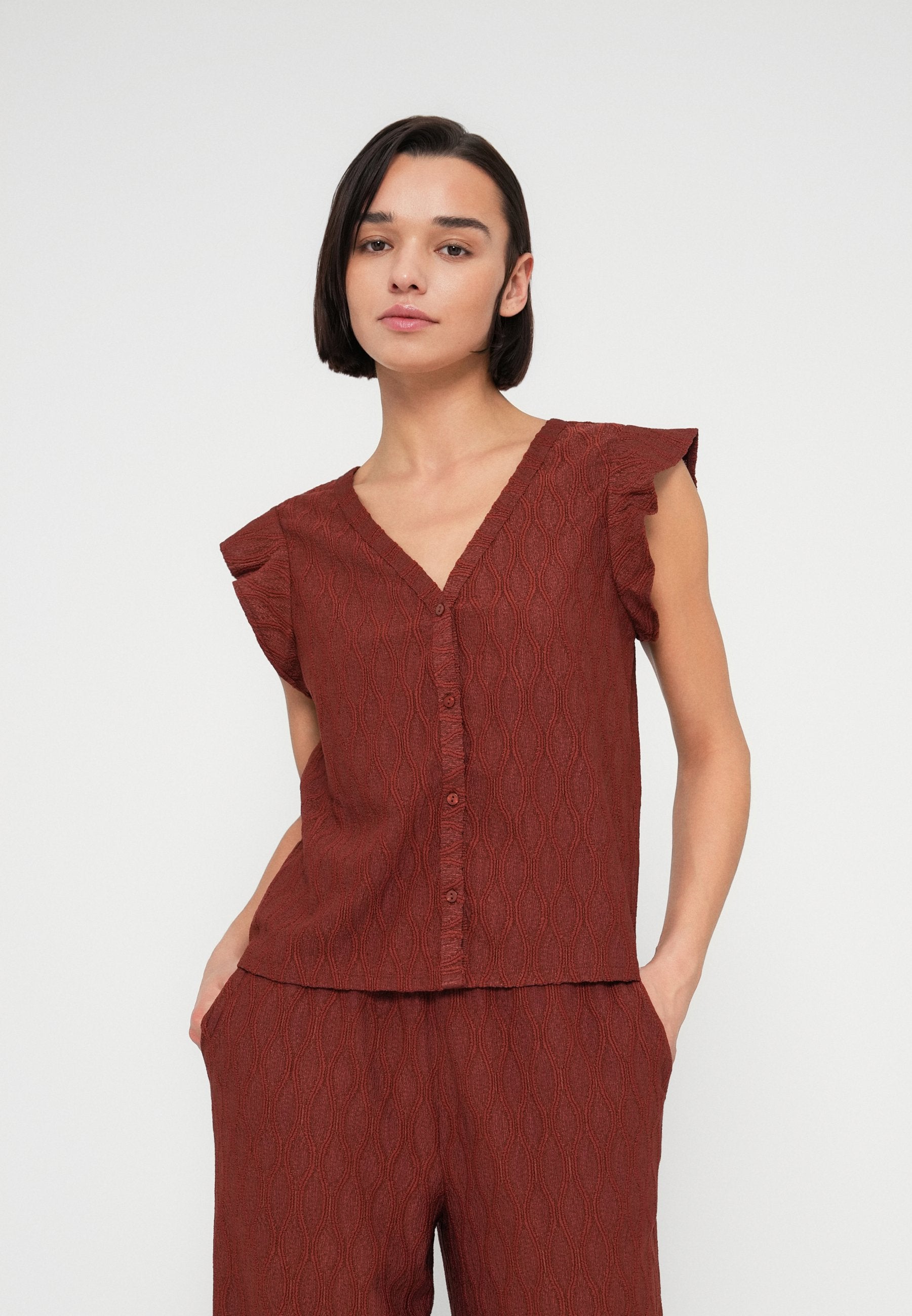 ONLY ONLAYA BUTTON V NECK