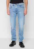 Hellblaue Denim-Jeans mit geradem Schnitt, ausgestattet mit einem klassischen Fünf-Taschen-Design und subtilem Verblassen, kombiniert mit schwarzen Dressschuhen.