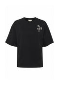 SchwarzKurzarm-T-Shirt mit lockerer Passform, das ein florales Stickdesign auf der linken Seite in der Nähe der Brust hat.