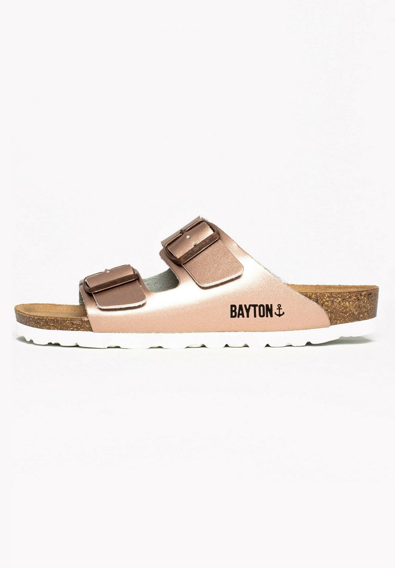 Brauner Kork-Sandalenfußbett mit zwei metallischen roségoldenen Riemen und verstellbaren Schnallen. Weiße Laufsohle mit strukturiertem Oberflächen und Branding.