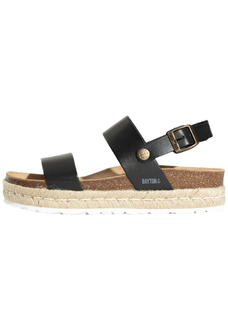 Schwarze Leder-Sandale mit Riemen, ausgestattet mit einer Kork-Innensohle und einer mit Juta umwickelten Plattform. Verstellbarer Schnallenverschluss und weiße Gummisohle.