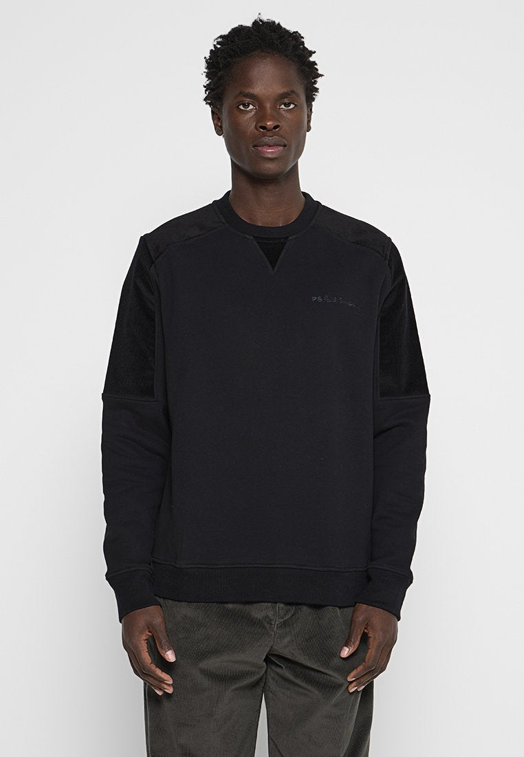 Schwarzes Sweatshirt mit strukturiertem Stoff an den Schultern, Rundhalsausschnitt und gerippten Bündchen. Minimale Markenkennzeichnung im Brustbereich.
