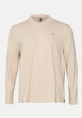 Beiges langärmliges Poloshirt mit zwei Knöpfen, kleinem Logo auf der linken Brust und gerippten Bündchen an den Ärmeln.
