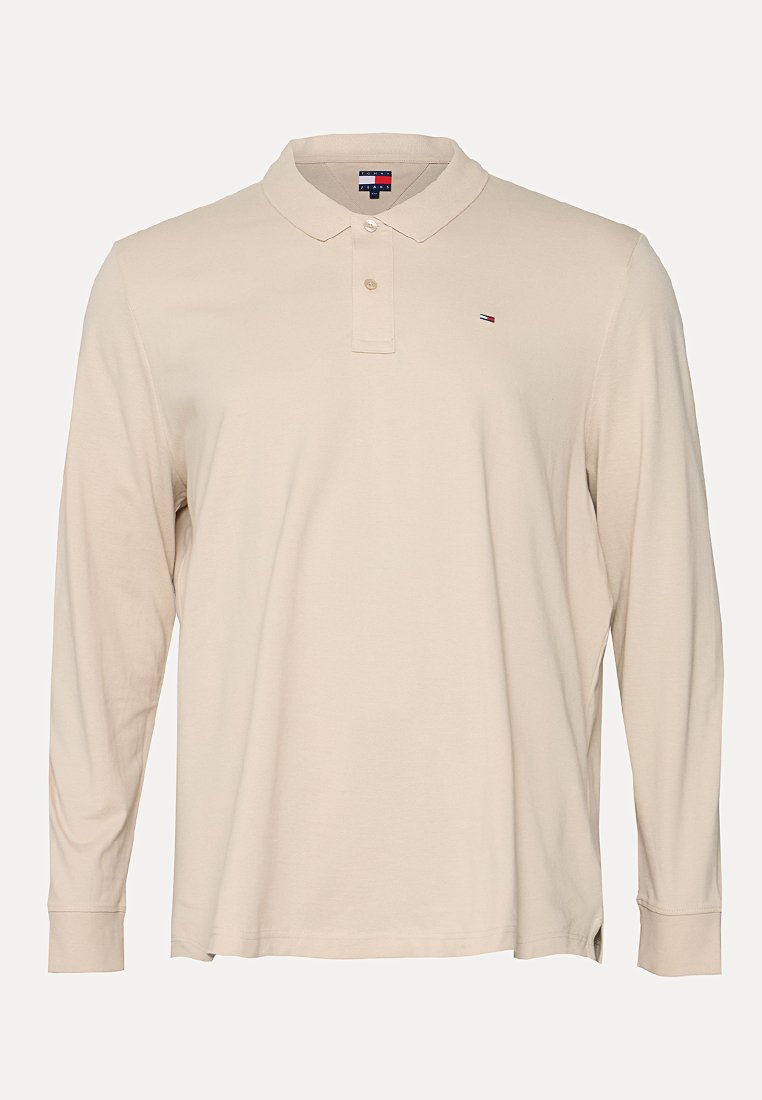Beiges langärmliges Poloshirt mit zwei Knöpfen, kleinem Logo auf der linken Brust und gerippten Bündchen an den Ärmeln.
