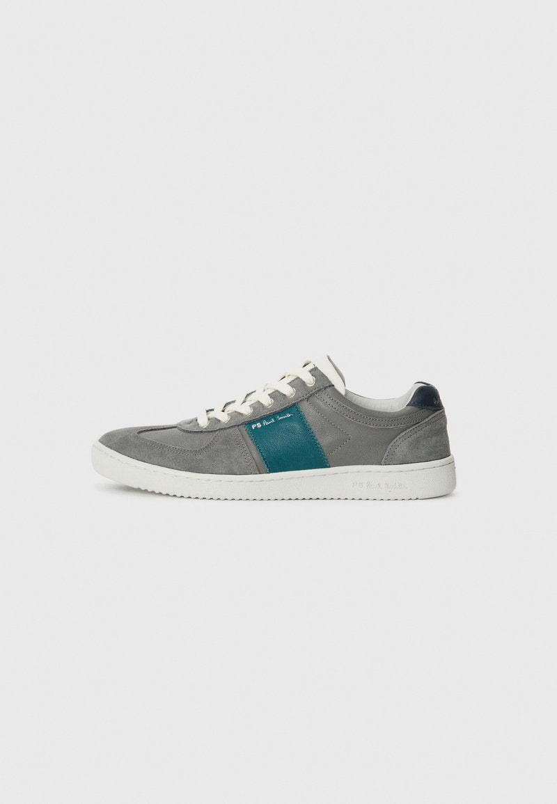 Graue Wildleder-Sneaker mit einem türkisfarbenen Lederakzentstreifen, weißer Gummisohle und weißen Schnürsenkeln. Verfügt über ein Low-Top-Design und minimales Branding.