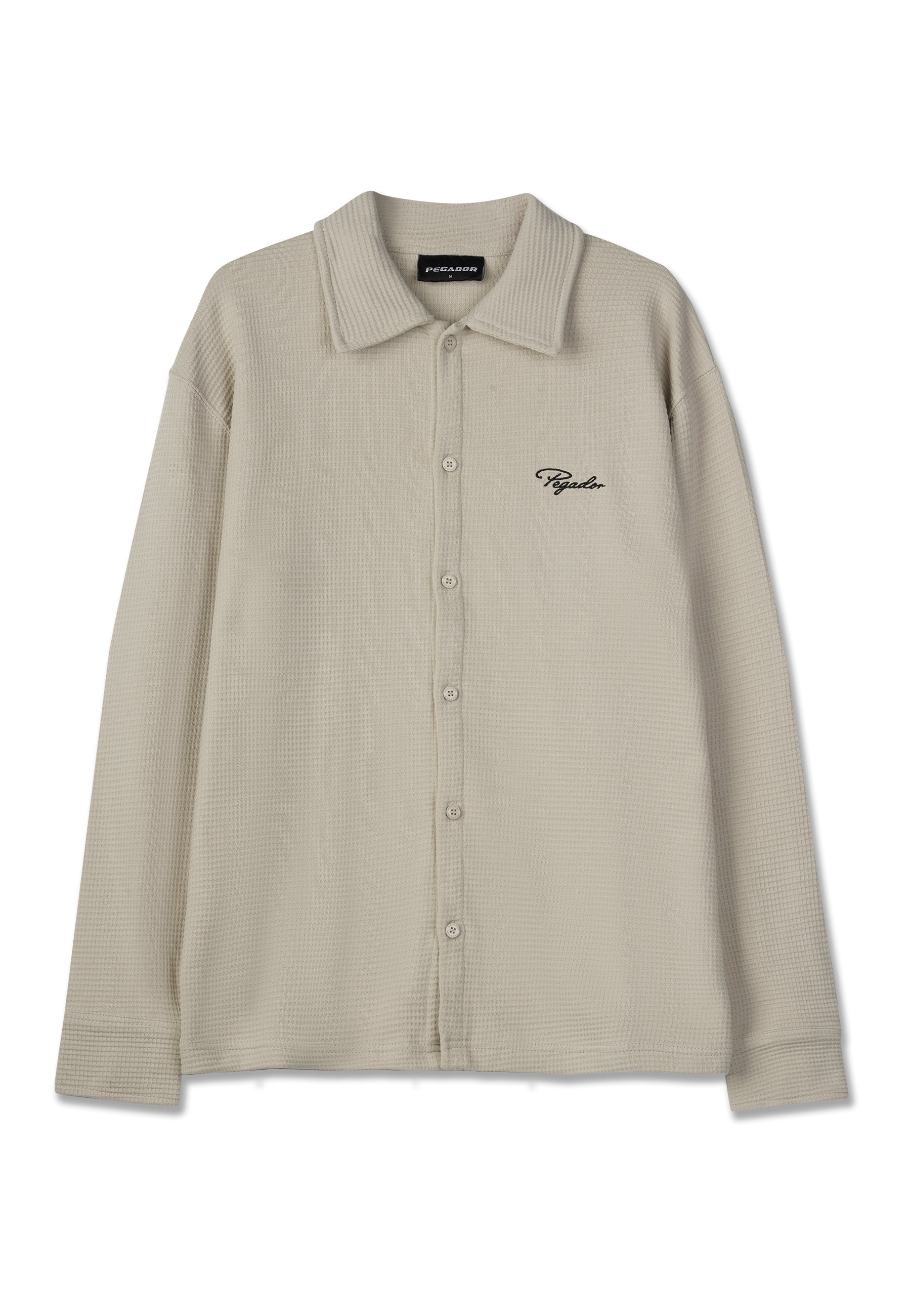 Beige Waffelstrickshirt mit traditionellem Kragen, einer Knopfleiste vorne und Logo-Stickerei. Verfügt über lange Ärmel und strukturierte Stoff.