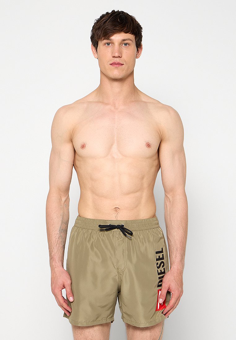 Herren-Badeshorts in Khaki mit elastischem Bund, Kordelzug und schwarzem "DIESEL"-Logo an der Seite. Leichter, glatter Stoff.