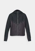 Schwarze Jacke mit Kapuze, mit einem Reißverschluss vorne, kontrastierendem mattem und glänzendem Stoff, schrägen Nähten und reflektierenden Akzenten an den Schultern.