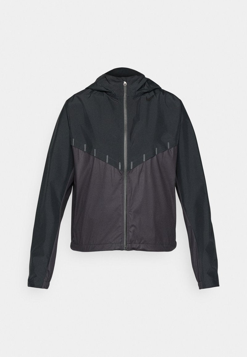 Schwarze Jacke mit Kapuze, mit einem Reißverschluss vorne, kontrastierendem mattem und glänzendem Stoff, schrägen Nähten und reflektierenden Akzenten an den Schultern.