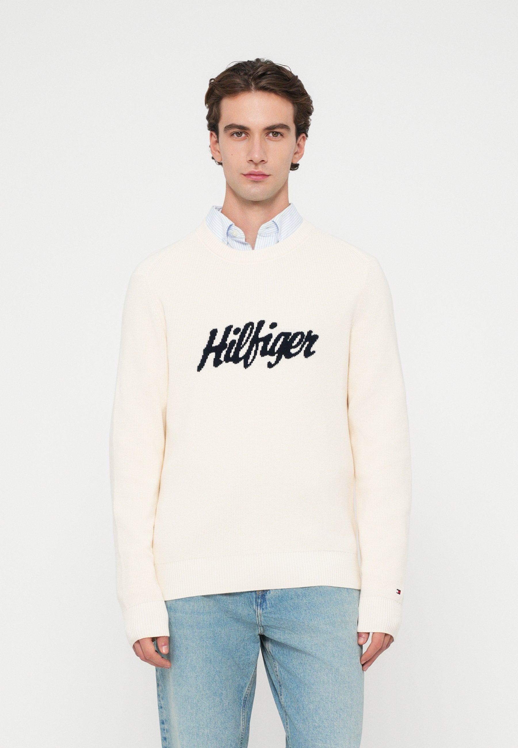 SEASONAL GRAPHIC C NECK Media 3
