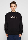 Schwarzer Sweatshirt mit Rundhalsausschnitt und langen Ärmeln. Die Vorderseite zeigt ein metallisch silbernes "Diesel"-Logo in einer kursiven Schriftart.