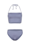 Zweiteiliges Bikini-Set in hellem Lavendel. Das Oberteil verfügt über eine Bindeschnur und ein nahtloses Design; die Unterteile haben eine glatte Oberfläche und eine mittlere Bedeckung.