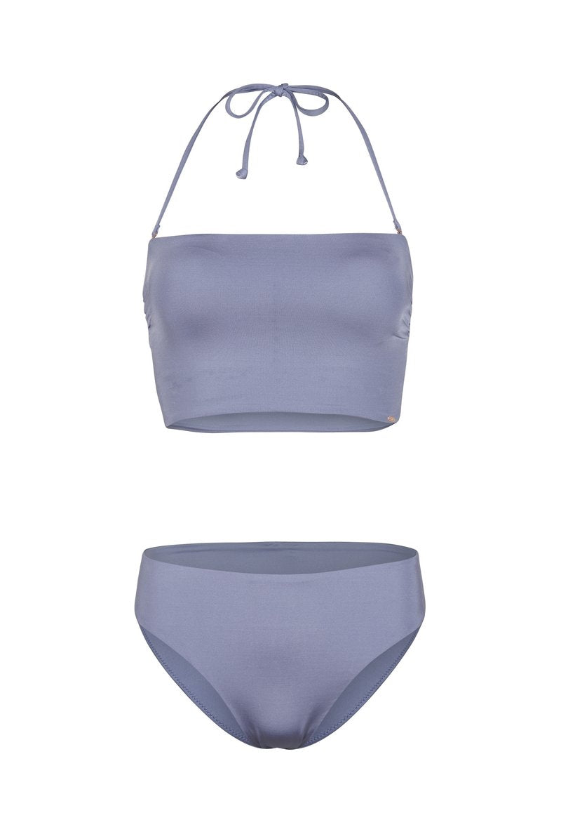 Zweiteiliges Bikini-Set in hellem Lavendel. Das Oberteil verfügt über eine Bindeschnur und ein nahtloses Design; die Unterteile haben eine glatte Oberfläche und eine mittlere Bedeckung.