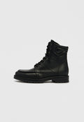 Schwarzer Leder-Stiefelette mit Schnürverschluss vorne, gepolstertem Kragen und robustem Profil, seitlich auf neutralem Hintergrund dargestellt.