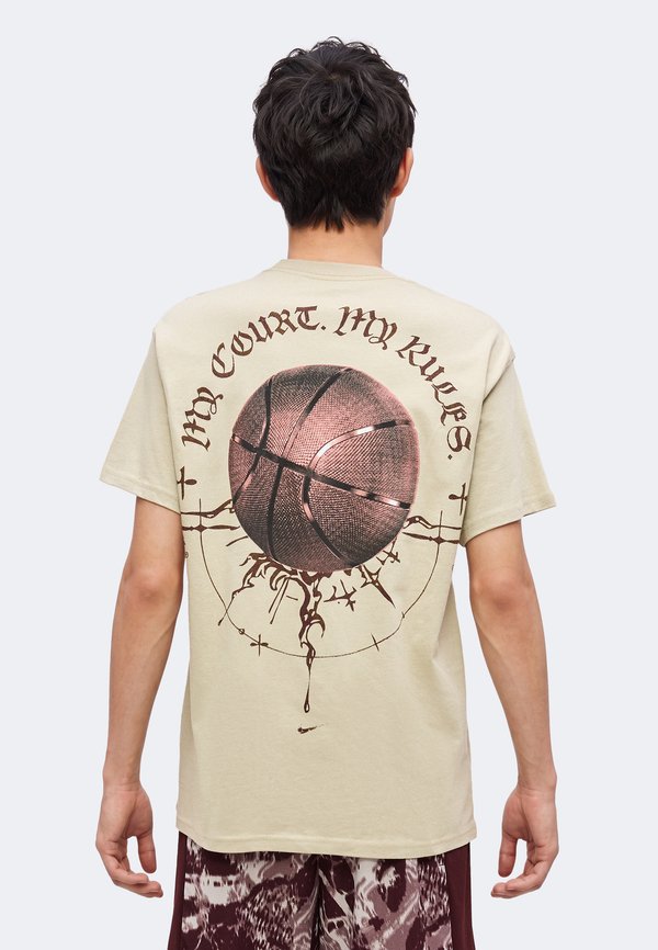 Nike Performance TEE M90 SUMMIT COURT - Print T-shirt - desert khaki