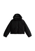 Schwarze, kurze Daunenjacke mit Kapuze. Mit einem Reißverschluss, elastischen Bündchen und zwei Fronttaschen. Hergestellt aus glattem, isoliertem Material.