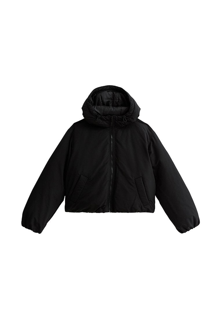 Schwarze, kurze Daunenjacke mit Kapuze. Mit einem Reißverschluss, elastischen Bündchen und zwei Fronttaschen. Hergestellt aus glattem, isoliertem Material.