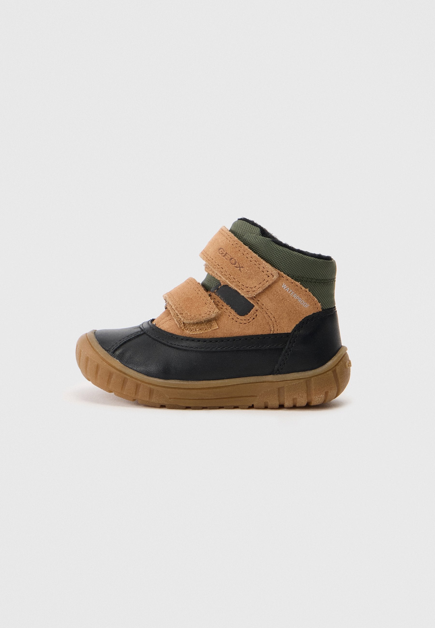 Schwarze und tannefarbene wasserdichte Kleinkinderstiefel mit Klettverschlüssen, Gummisohle, gepolstertem Kragen und Wildlederakzenten. Kompakte Bauweise für bequemes Tragen.