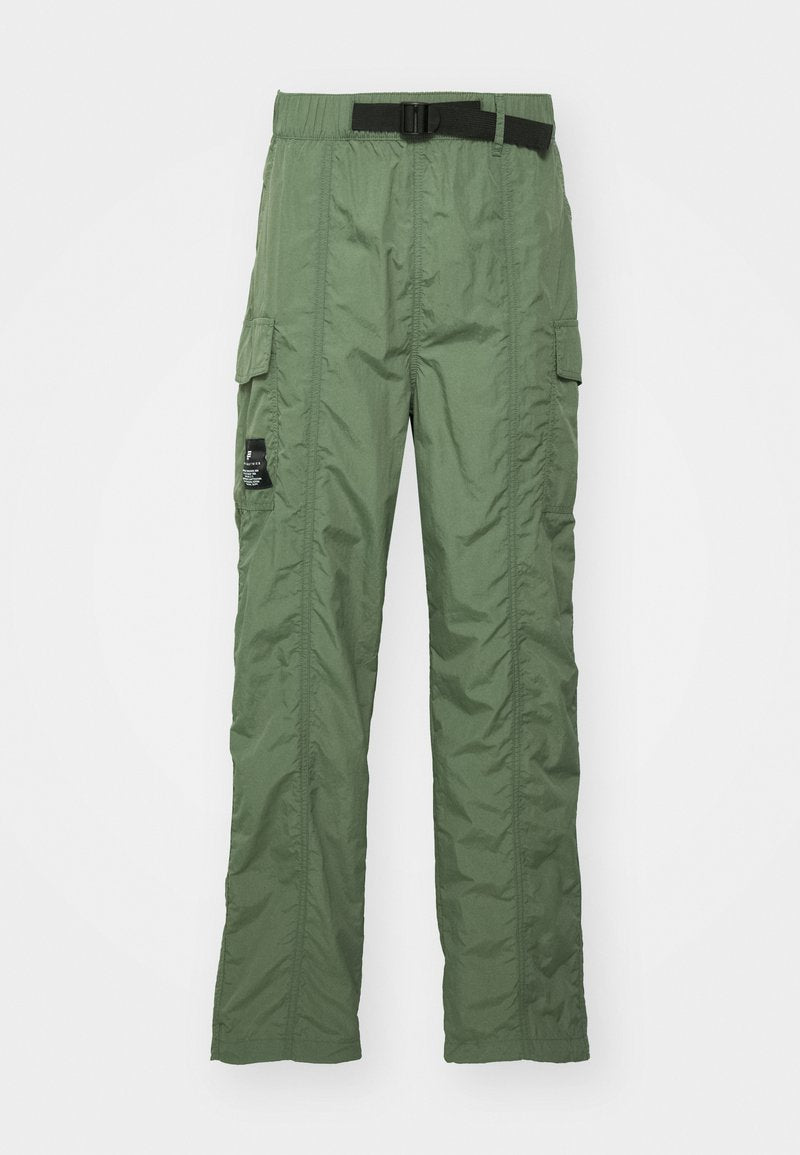 Cargo-Hosen in Olivgrün, aus leichtem Material gefertigt. Mit einem schwarzen Gürtel, Cargo-Taschen an den Seiten und detailverliebt genähten Nähten.