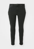 Schwarze Skinny-Jeans aus Denim mit einem Standardbund, fünf Taschen und minimaler Branding auf der Vorderseite. Glatte Textur.