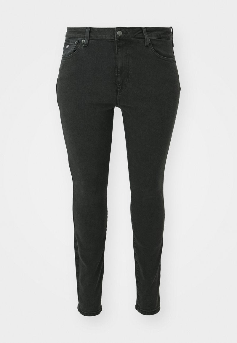 Schwarze Skinny-Jeans aus Denim mit einem Standardbund, fünf Taschen und minimaler Branding auf der Vorderseite. Glatte Textur.