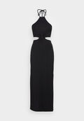 Schwarzes Maxikleid mit Halteroberteil und Ausschnitt in der Taille, mit geknoteten Details in der Mitte, aus glattem Stoff gefertigt. Einfaches, figurbetontes Design.