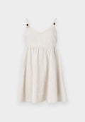 Leinen-Sommerkleid in hellem Beige, mit einem taillierten Oberteil, einem ausgestellten Rock, verstellbaren Trägern mit Holzperlenakzenten und Raffungen.