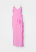 Langes pinkes Kleid mit Spaghetti-Trägern, das ein kaskadierendes Rüschendesign an der Seite aufweist und aus leichtem Stoff gefertigt ist. Glatte Textur.
