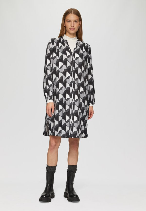 s.Oliver MIT ALL-OVER-PRINT UND SEITLICHEN EINGRIFFTASCHEN - Day dress - dunkelgrau