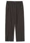 Dunkelbraune, weit geschnittene Hose aus glattem Stoff, ausgestattet mit zwei seitlichen Taschen mit Knopfverschlüssen und einem klassischen Taillendesign.