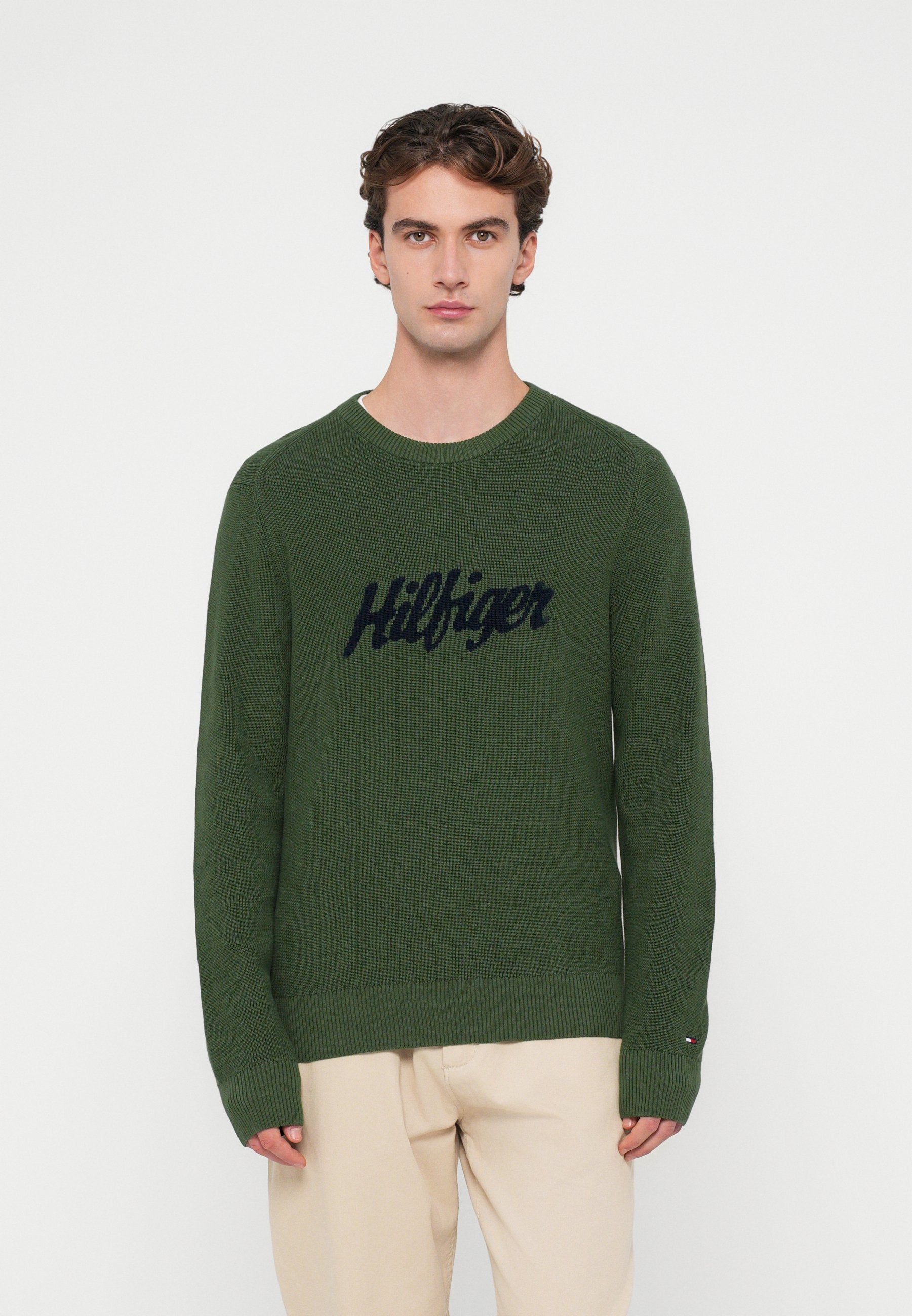 SEASONAL GRAPHIC C NECK Media 3