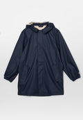 Navy wasserfester Regenmantel mit Kapuze, langen Ärmeln, elastischen Bündchen und zwei aufgesetzten Vorderentaschen. Glatte Textur mit einem minimalistischen Design.